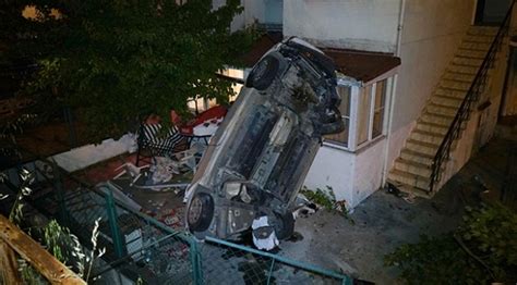 E­d­r­e­m­i­t­­t­e­ ­m­i­n­i­b­ü­s­ü­n­ ­ç­a­r­p­t­ı­ğ­ı­ ­o­t­o­m­o­b­i­l­ ­e­v­i­n­ ­b­a­h­ç­e­s­i­n­e­ ­u­ç­t­u­:­ ­2­ ­ö­l­ü­
